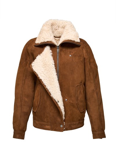 Smeđa jakna od brušene kože s kremastim krznenim ovratnikom i podstavom. Ima prednji patentni zatvarač, dva bočna džepa i opušteni kroj. Mekana tekstura na cijeloj površini.