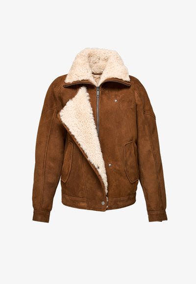 Bruine suède jas met crèmekleurige schapenvachtkraag en voering. Voorzien van een ritssluiting aan de voorkant, twee zijzakken en een ontspannen pasvorm. Overal een zachte textuur.