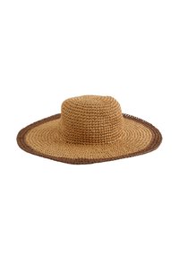 Sombrero de paja de ala ancha con un color bronceado natural y un borde tejido de color marrón oscuro, que exhibe un diseño texturizado de ganchillo.