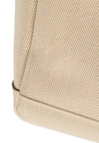 Beżowa torba z fakturowanej tkaniny z gładką obwódką u dołu, z delikatnym wzorem plecionym i dwukolorowym akcentem u podstawy.