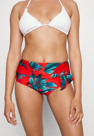 Parte de baixo de biquíni de cintura alta em vermelho com padrão de folhas tropicais verdes; apresenta um detalhe de laço lateral e textura de tecido suave.