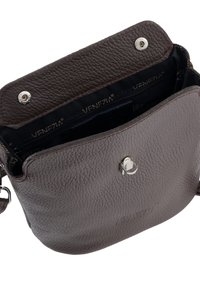 Brązowa skórzana torba na ramię z teksturowaną powierzchnią, zamknięciem na górnej klapie, srebrnymi akcentami i wnętrzem wyłożonym tkaniną z logo.