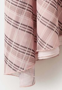 Tissu à motif à carreaux rose et noir, présenté en plis doux avec une texture tissée fine et des bords roulés.
