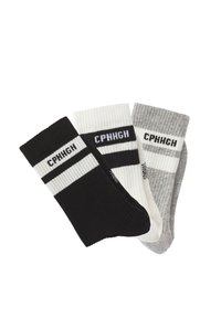 Drei Paar gerippte Socken in Schwarz, Weiß und Grau mit kontrastierenden Streifen, jeweils mit dem fettgedruckten Text "CPHNGH" auf jedem Socken.