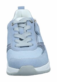 Lichtblauwe sneaker met mesh en suède materialen, vetersluiting met ritsdetail, rubberen zool en getextureerde accenten.