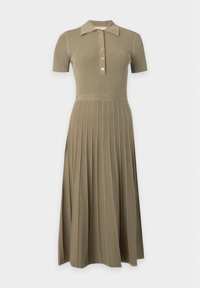 Robe midi tricotée vert olive avec manches courtes, haut côtelé, jupe plissée, col polo et patte de boutonnage frontale à cinq boutons.