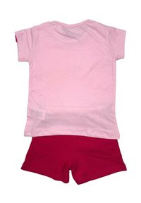 T-shirt rose en coton à manches courtes et col rond, associé à un short rouge en coton. Les deux articles présentent une texture douce.