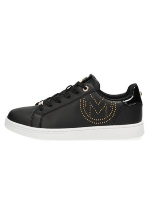 Sneaker in pelle nera con suola bianca. Presenta borchie dorate che formano un logo sul lato e dettagli lucidi neri sul tallone e sulla linguetta.