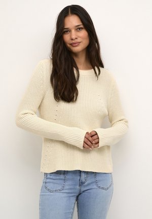 Cremefarbenes Strickoberteil mit langen Ärmeln, gerippten Bündchen und lockerer Passform, das ein strukturiertes Muster und einen geraden Saum aufweist.