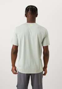 Under Armour TECH VENT GEOTESSA  - T-shirt de sport - hydro green/silica green/high vis yellow