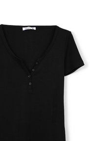 T-shirt nero a maniche corte realizzato in tessuto morbido. Presenta un collo a V e una fila di tre bottoni sul davanti. Texture liscia senza motivi.