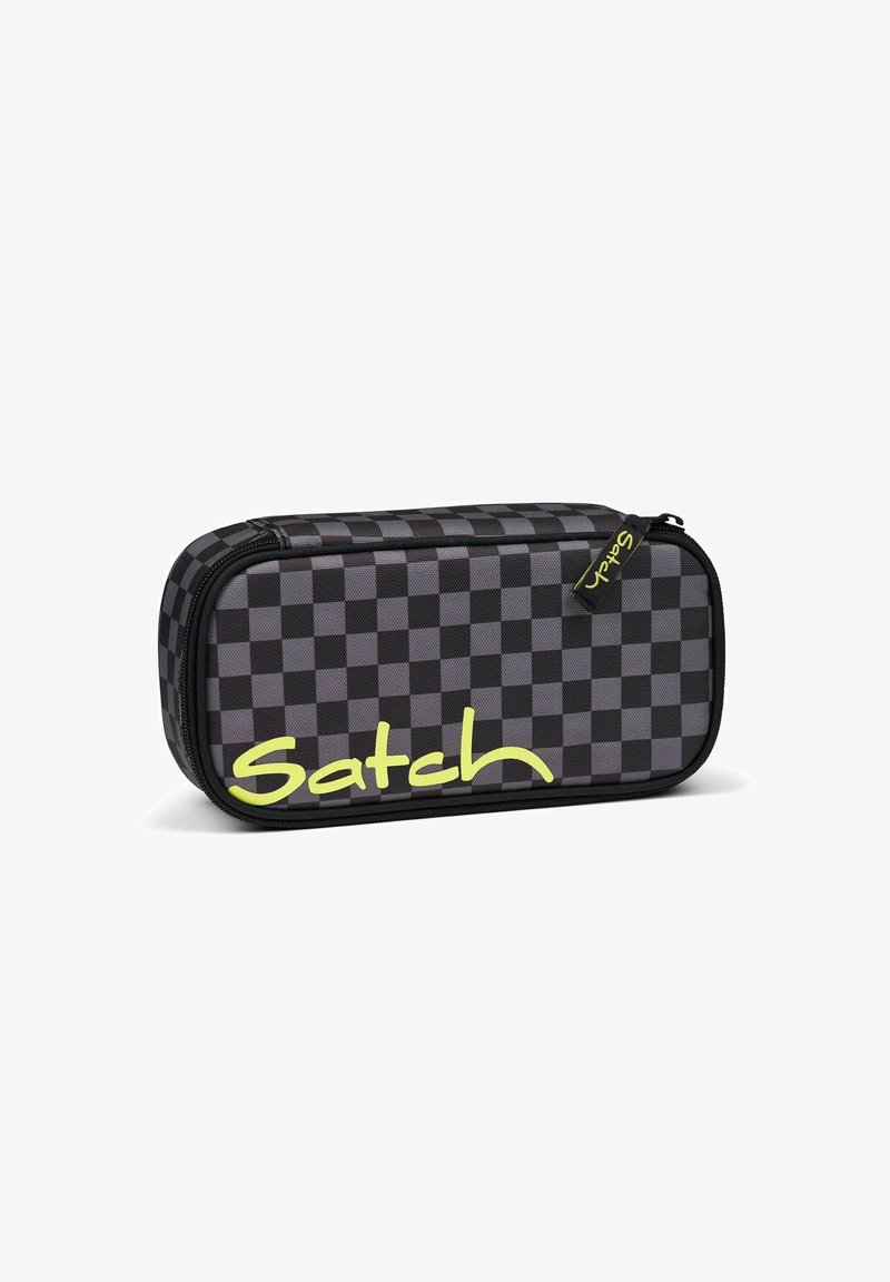 Schwarz-graue Schachbrett-Mäppchen mit abgerundeten Kanten, einem gelben "Satch"-Logo und einem schwarzen Reißverschluss mit einem kleinen schwarzen Zugband.