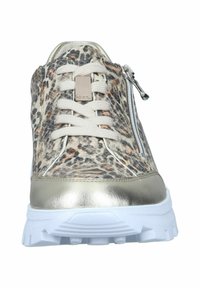 Leopardenmuster-Sneaker mit beigen Schnürsenkeln, metallischen goldenen Akzenten, seitlichem Reißverschluss und weißer Gummisohle, ausgestattet mit einem strukturierten Obermaterial und abgerundeter Zehenpartie.