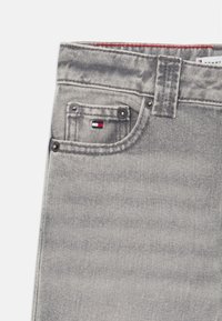 Tommy Hilfiger MABEL - Sirgete säärtega teksad - grey denim