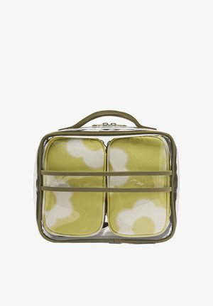 Przezroczysta prostokątna torba z oliwkowo-zielonym obszyciem, zawierająca dwa miękkie woreczki z białym i żółtym kwiatowym wzorem oraz górny uchwyt do przenoszenia.