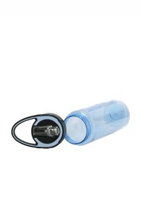 Bouteille d'eau en plastique bleu transparent avec un couvercle noir. Le couvercle présente un design sécurisé et un mécanisme d'ouverture à rabat.