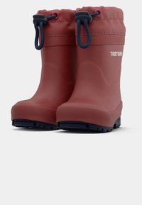 Un paio di stivali da pioggia in gomma rossa impermeabili con suole nere texturizzate e bordi superiori blu navy regolabili con cordino.
