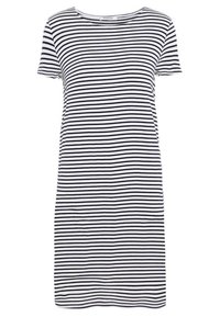 Sukienka t-shirt w paski w białym i granatowym kolorze, z krótkim rękawem, okrągłym dekoltem, do kolan, wykonana z lekkiego materiału o gładkiej fakturze.