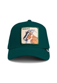 Gorra verde con un diseño estructurado, que presenta un parche bordado de una cabra etiquetado como "G.O.A.T." en la parte delantera, tela texturizada y visera curva.