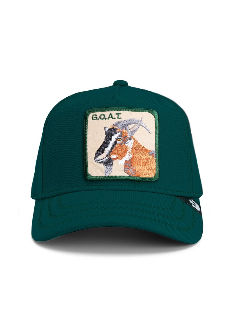 Gorra verde con un diseño estructurado, que presenta un parche bordado de una cabra etiquetado como "G.O.A.T." en la parte delantera, tela texturizada y visera curva.