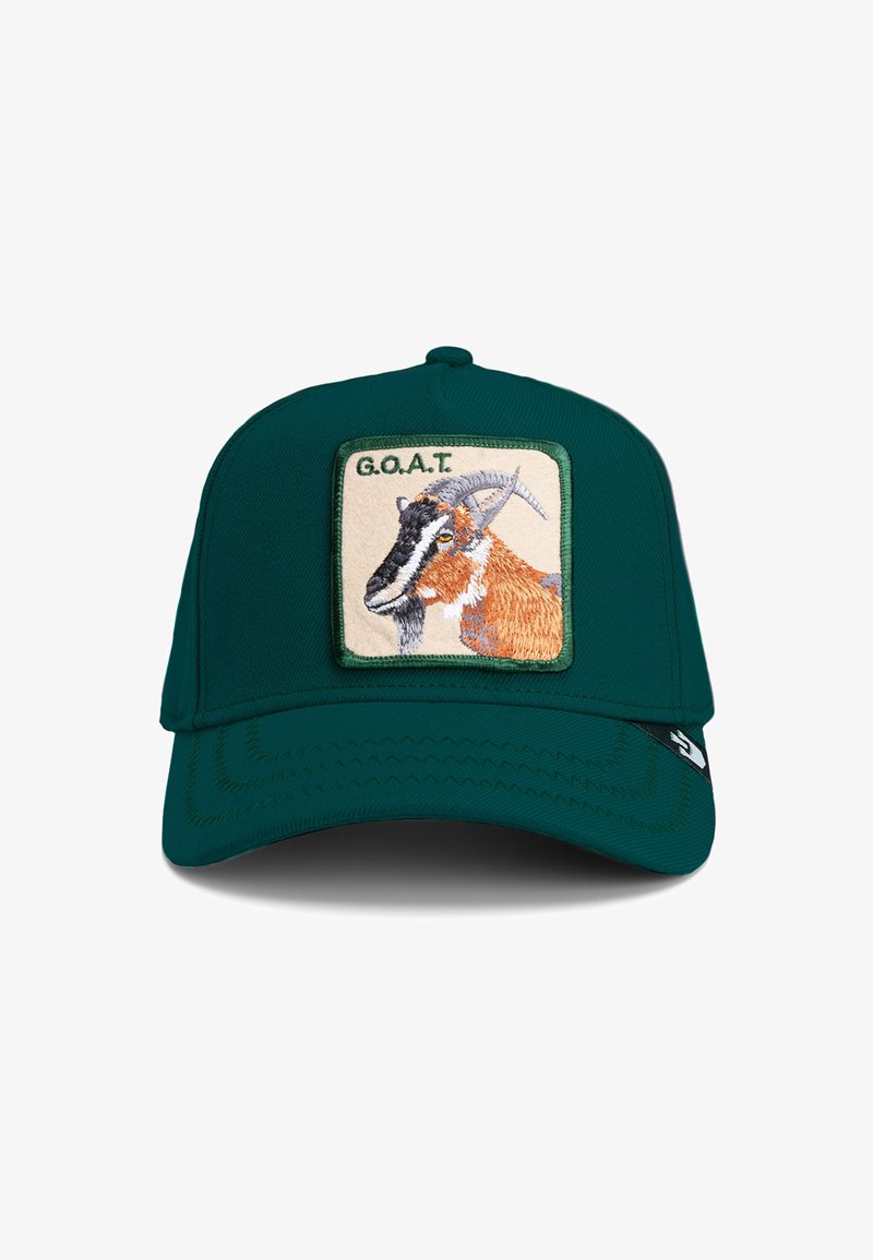 Gorra verde con un diseño estructurado, que presenta un parche bordado de una cabra etiquetado como "G.O.A.T." en la parte delantera, tela texturizada y visera curva.
