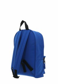 Sac à dos en tissu bleu avec bretelles noires, une poignée supérieure et une poche zippée. Présente un design épuré et une forme rectangulaire.