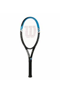 Schwarz und blau Tennisracket mit strukturiertem Griff, ovalem Kopf und rotem Saitenmuster, das ein großes "W"-Logo auf den Saiten zeigt.