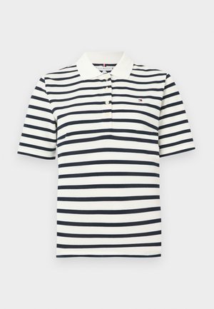 Polo à manches courtes avec rayures horizontales bleu marine et blanches, col blanc, quatre boutons, et petit logo sur le côté gauche de la poitrine.