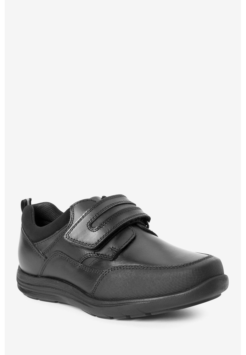 Schwarze Sportschuhe mit einem glatten Lederoberteil, zwei Klettverschlussriemen und einer strukturieren Gummisohle für Halt und Komfort.