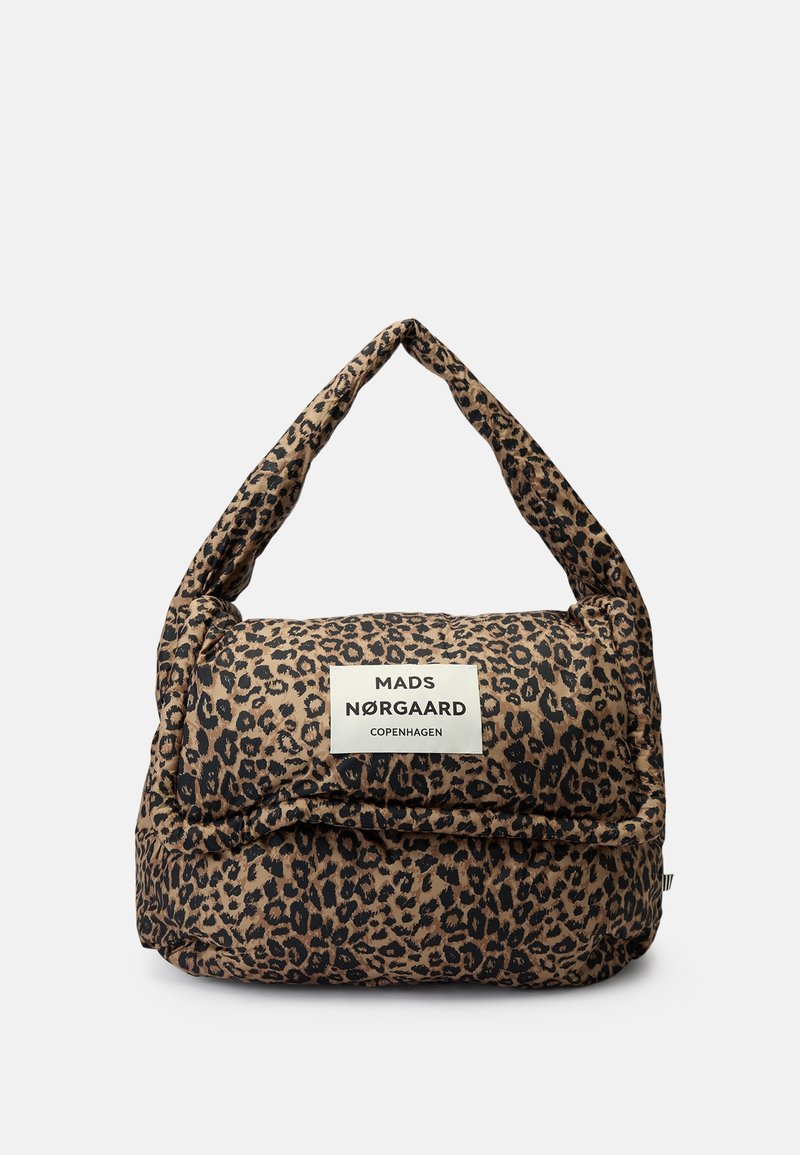Sac à bandoulière matelassé imprimé léopard avec poignée courte et étiquette blanche indiquant « Mads Nørgaard Copenhagen » sur le rabat avant.