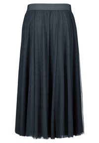 Jupe en tulle gris foncé avec une large taille et un design plissé. La jupe tombe à mi-mollet avec une texture transparente et une apparence superposée.