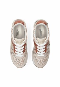 Baskets beiges avec tige en textile à motifs et accents en cuir marron. Elles sont dotées de lacets blancs, d'un logo brodé et d'une semelle texturée.