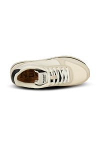 Vita avslappnad sneaker med en texturerad läderovandel, kontrasterande svart häl, snördesign och korkinlägg. Har förstärkt sömnad.
