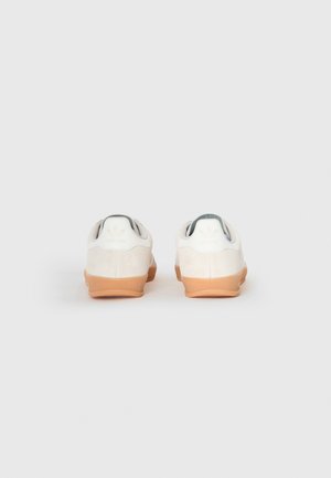 adidas Gazelle Indoor Chalk Pearl White — foto 3