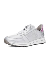 Zapatilla de cuero plateado con una textura suave, puntera redonda, diseño con cordones y un acento rosa en el talón. Plantilla blanca con suela gris.