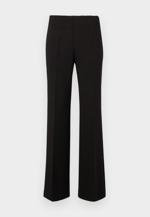 Zwarte op maat gemaakte rechte broek met een hoge taille en voor plooien, weergegeven tegen een effen achtergrond.