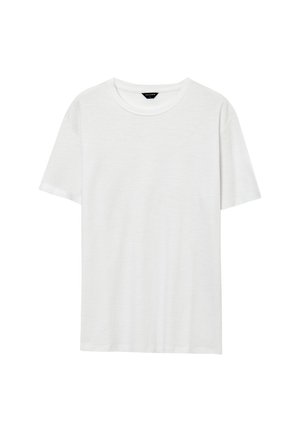 T-shirt bianca a maniche corte con collo tondo, con un piccolo etichetta nera del marchio all'altezza del collo su uno sfondo bianco.