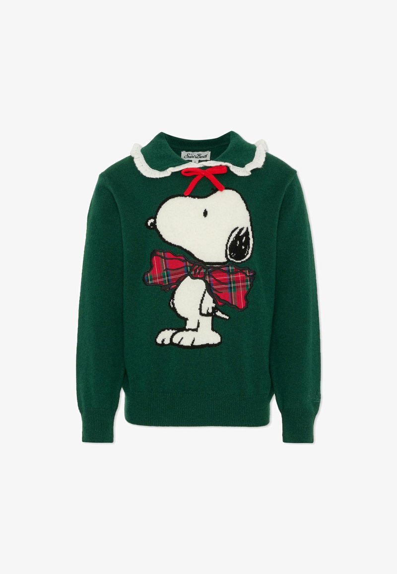 Maglione lavorato a maglia verde con Snoopy che indossa un papillon a scacchi rossi e un colletto bianco con finitura testurizzata. Gli accenti includono un papillon rosso al collo.