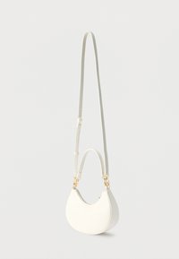 Λευκή τσάντα σε σχήμα μισοφέγγαρου με κοντή λαβή και μακρύ ρυθμιζόμενο ιμάντα ώμου, με μεταλλικά στοιχεία σε χρυσό τόνο και κλείσιμο με φερμουάρ στην κορυφή.