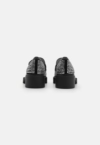 COACH LEAH CRYSTAL LOAFER - Zapatos sin cordones - black
