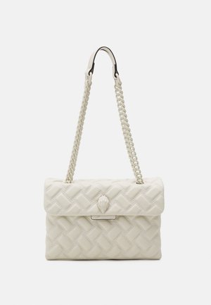 Bolso de hombro de cuero blanco acolchado con tira de cadena y cierre en forma de concha marina sobre un fondo liso.