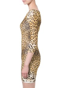Šaty s leopardím vzorem a třičtvrtečními rukávy, přiléhavého střihu, s jemnou texturou látky, obsahující kombinaci žlutých, černých a hnědých skvrn.