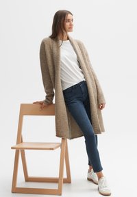 OPUS Vest - macadamia