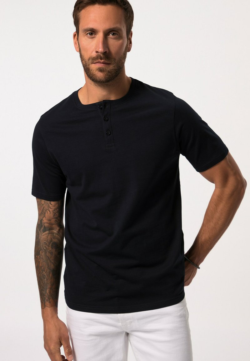 Marineblauwe korte mouwen henley t-shirt met een drie-knopen-sluiting, gemaakt van zachte stof. Heeft een ronde halslijn en een reguliere pasvorm.