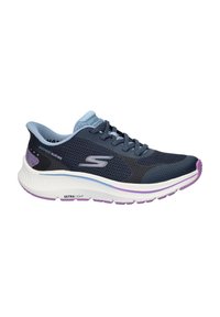 Marine mesh atletische sneaker met lichtblauwe accenten, paarse zool en witte tussenzool. Voorzien van een gevoerde kraag en vetersluiting voor een veilige pasvorm.