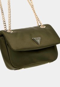 Borsa in satin verde oliva con un pattina pieghevole, tracolle in catena dorata e una piastra logo triangolare lucida sul davanti.