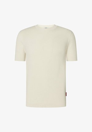 Suéter de manga corta color crema con un patrón de punto texturizado, cuello redondo y puños acanalados. Incluye una pequeña etiqueta de la marca en el lateral.