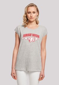 Grå kortærmet t-shirt med "EAST HIGH" trykt i rødt og et tigrehoveddesign. Blødt stof, afslappet pasform, rund halsudskæring.