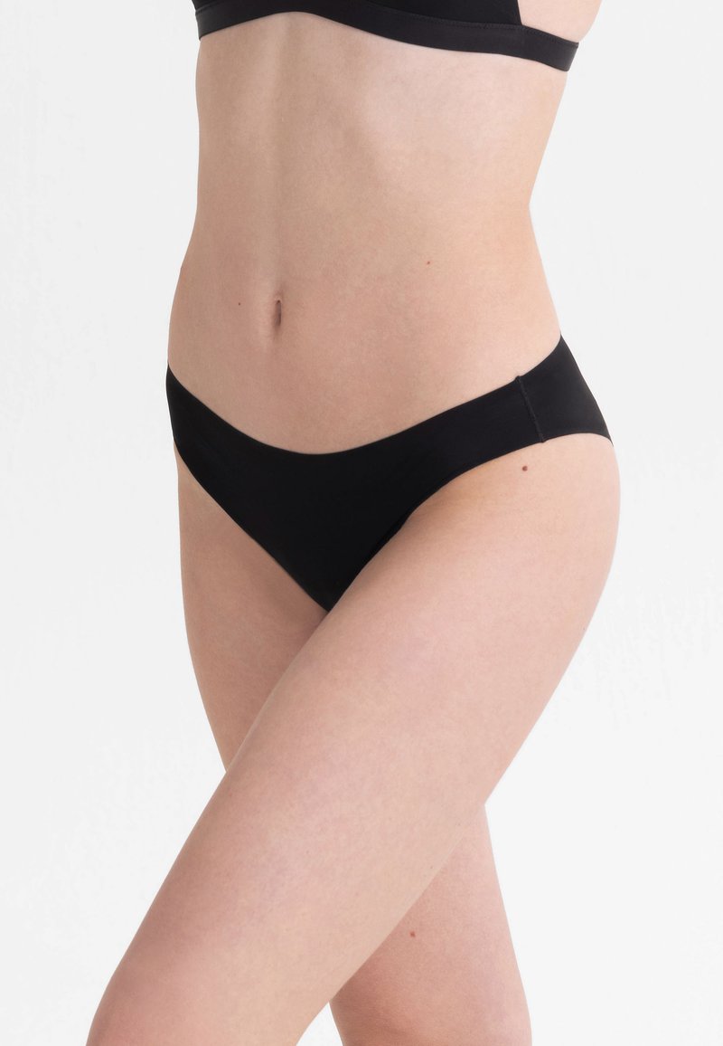 Czarne majtki bikini o niskim stanie, wykonane z miękkiego, gładkiego materiału. Charakteryzują się minimalną ilością szwów oraz prostą, klasyczną sylwetką.