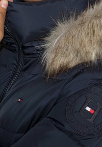 Tommy Hilfiger Abrigo de plumas - blue